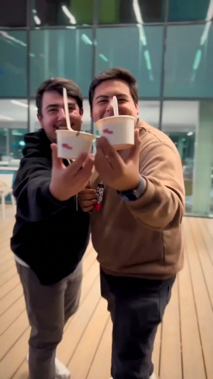 Invitados brindando con sus vasos